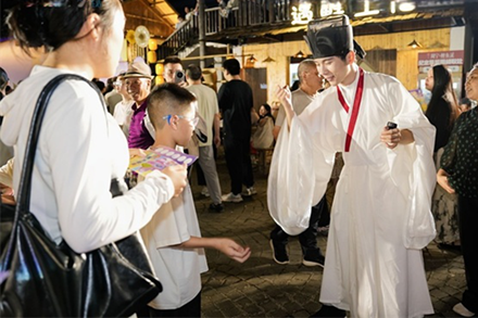 Mid-Autumn Festival fair brings poetic light to Zhouning