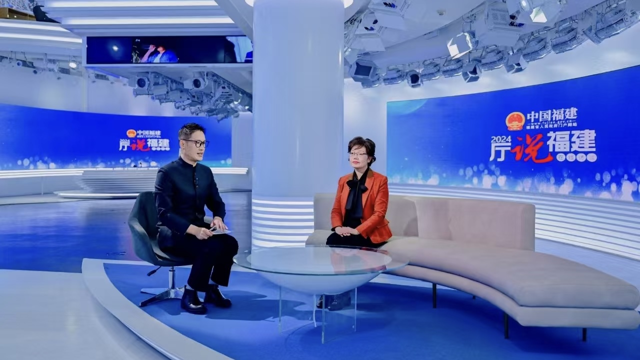 嘉宾接受访谈.jpg