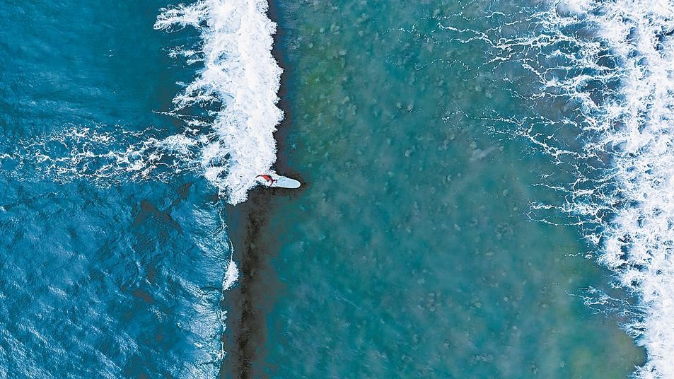 山海环绕的冲浪体验