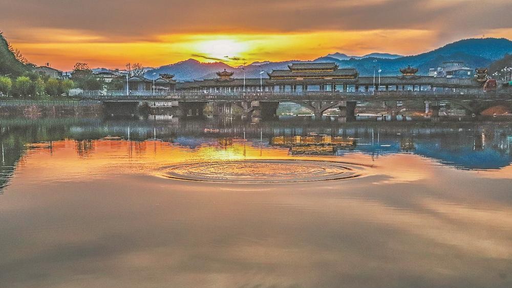 水润山城霞满天