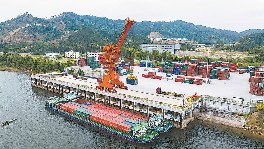 南平港延平新城港区两艘千吨级货船正在作业