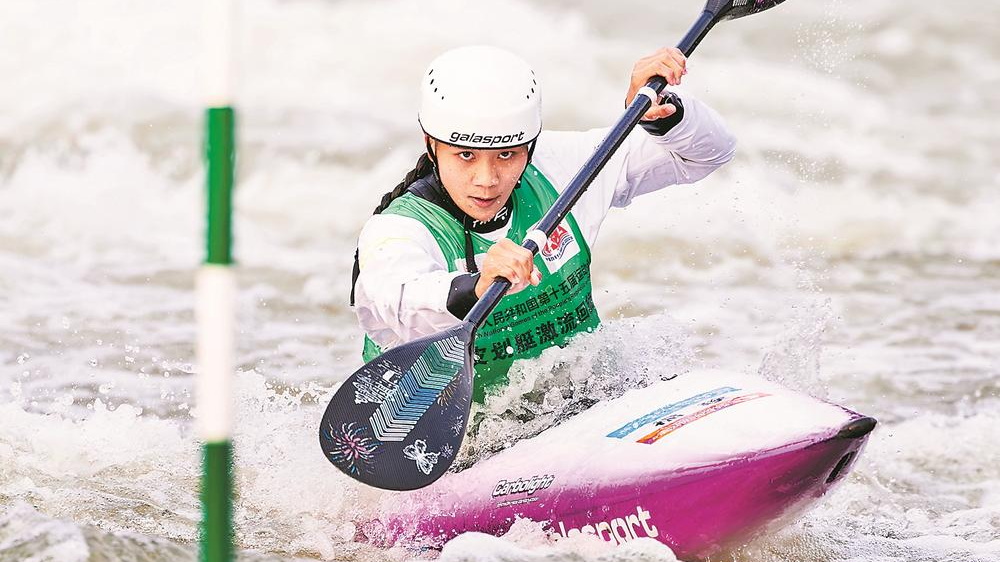 谢雪婷在皮划艇激流回旋女子单人皮艇比赛中获得银牌
