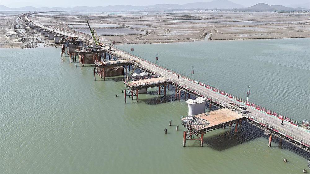 漳汕高铁福建段东山跨海特大桥完成首榀箱梁架设