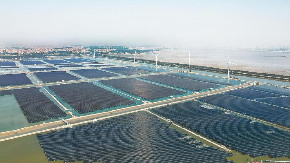 千亩“绿能矩阵”并网发电