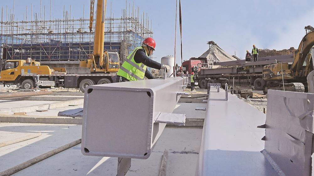 工人正加紧对核心生产设施设备开展施工作业