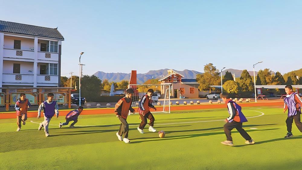 点亮乡村少年足球梦