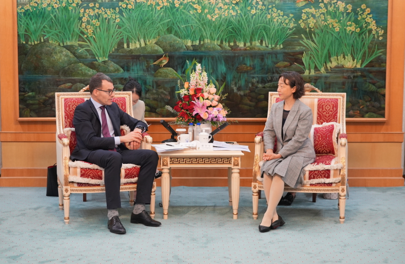 Guo Ningning Meets with Luxembourg Ambassador